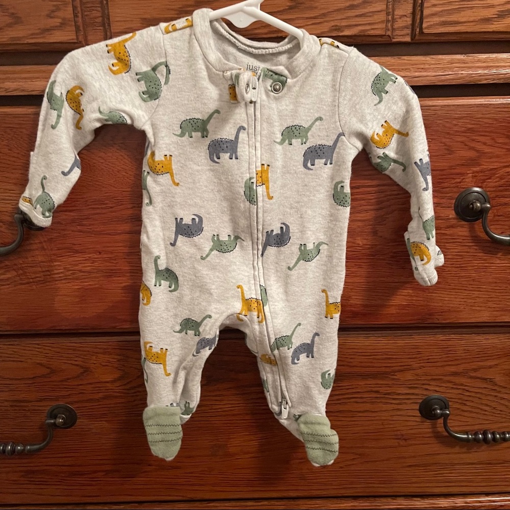💕2/$12 3/$15💕 Carter’s Newborn Dinosaur Footies